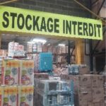zone “Stockage interdit” utilisée comme stockage temporaire, accumulation de cartons en entrepôt